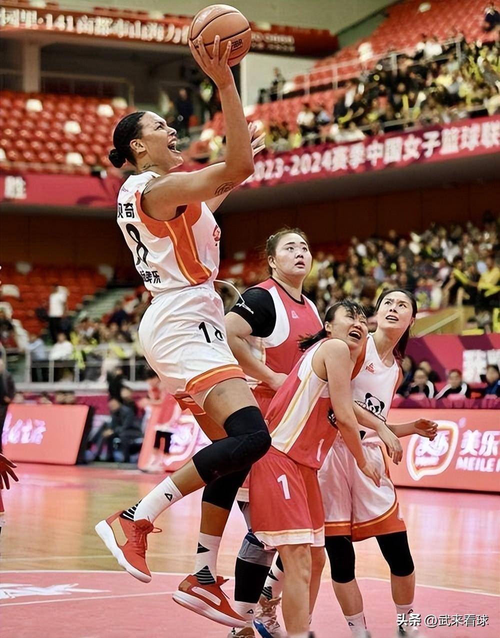 包含福建女篮客场大胜新疆队,追赶榜首位置的词条