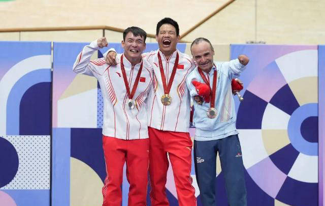 关于国家代表团包揽多项比赛奖牌，成绩斐然的信息