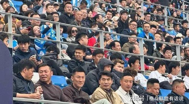 包含亚洲篮球热闹非凡，球迷狂热沸腾的词条