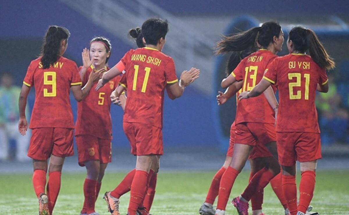 足球联赛探讨:女足新星崭露头角斩获胜利的简单介绍