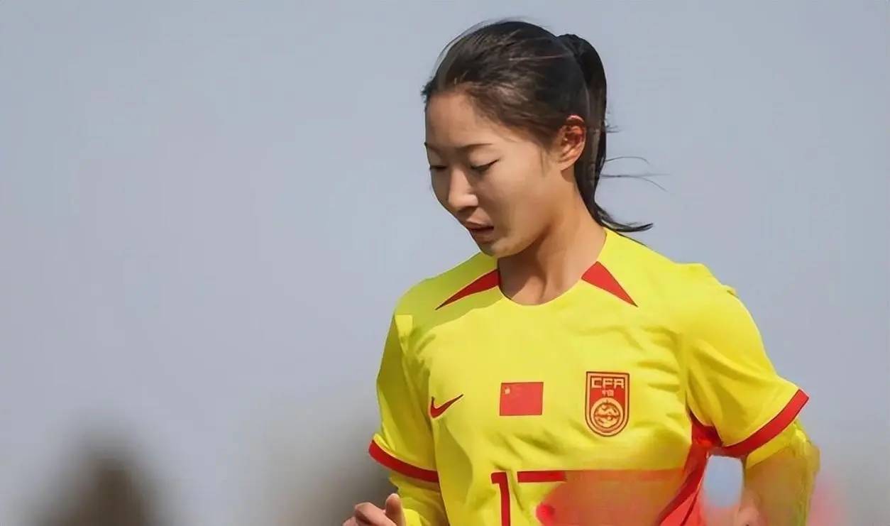 足球联赛探讨：女足新星崭露头角斩获胜利的简单介绍