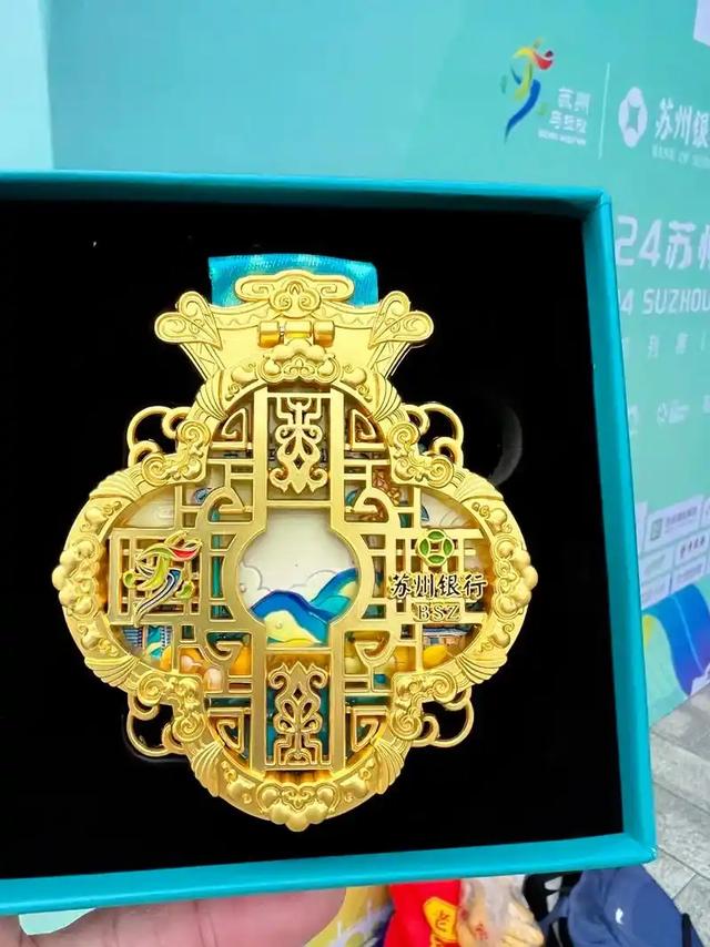 包含希腊马拉松选手坚持不懈，勇夺铜牌的词条