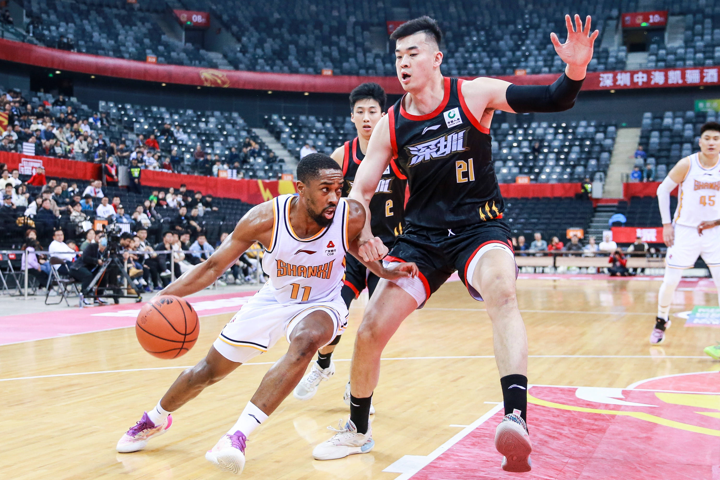 包含精心策划的比赛,CBA联赛上演激烈对决的词条