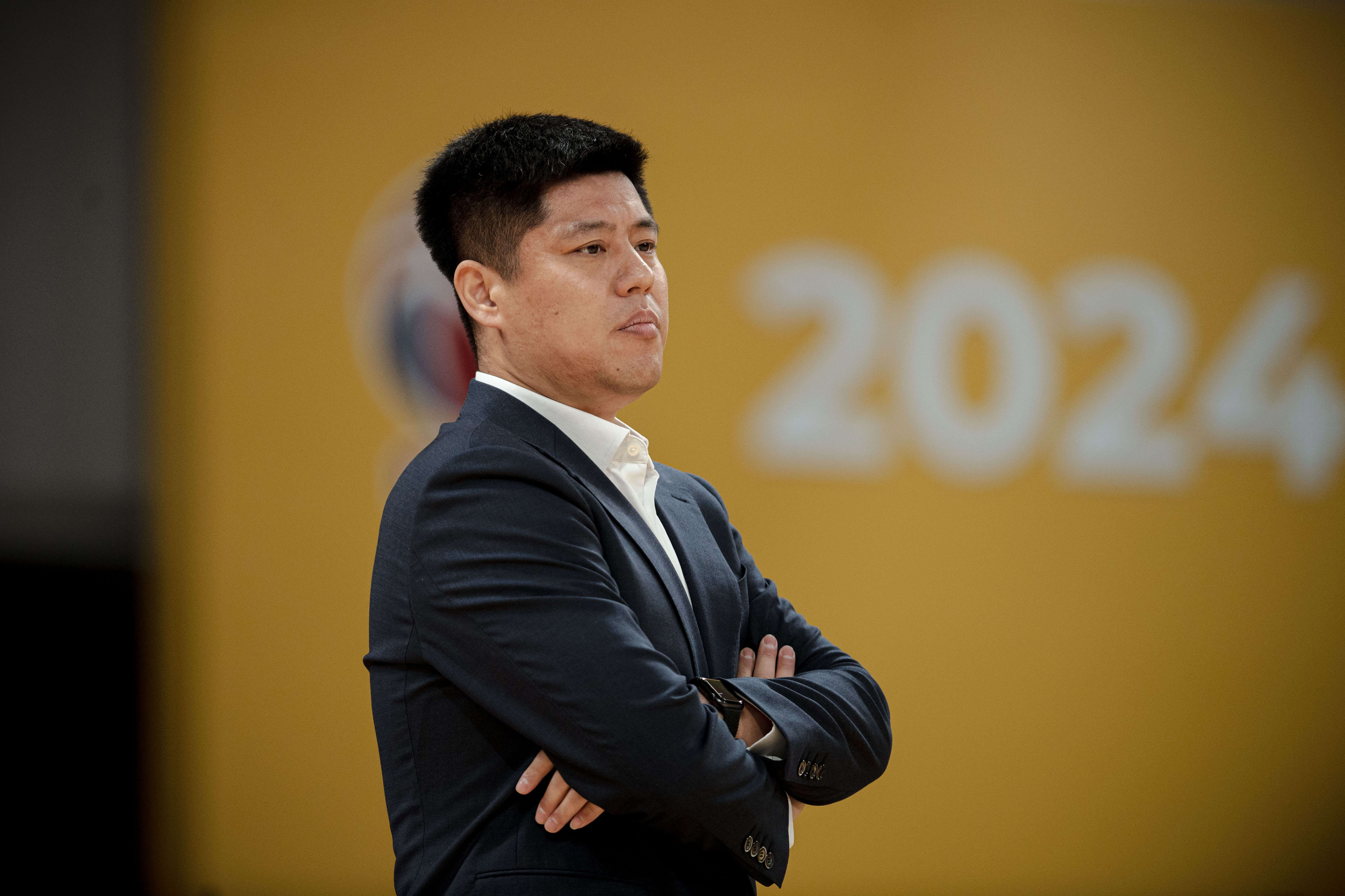 比赛中球员拼尽全力，奋力拼搏争取胜利 