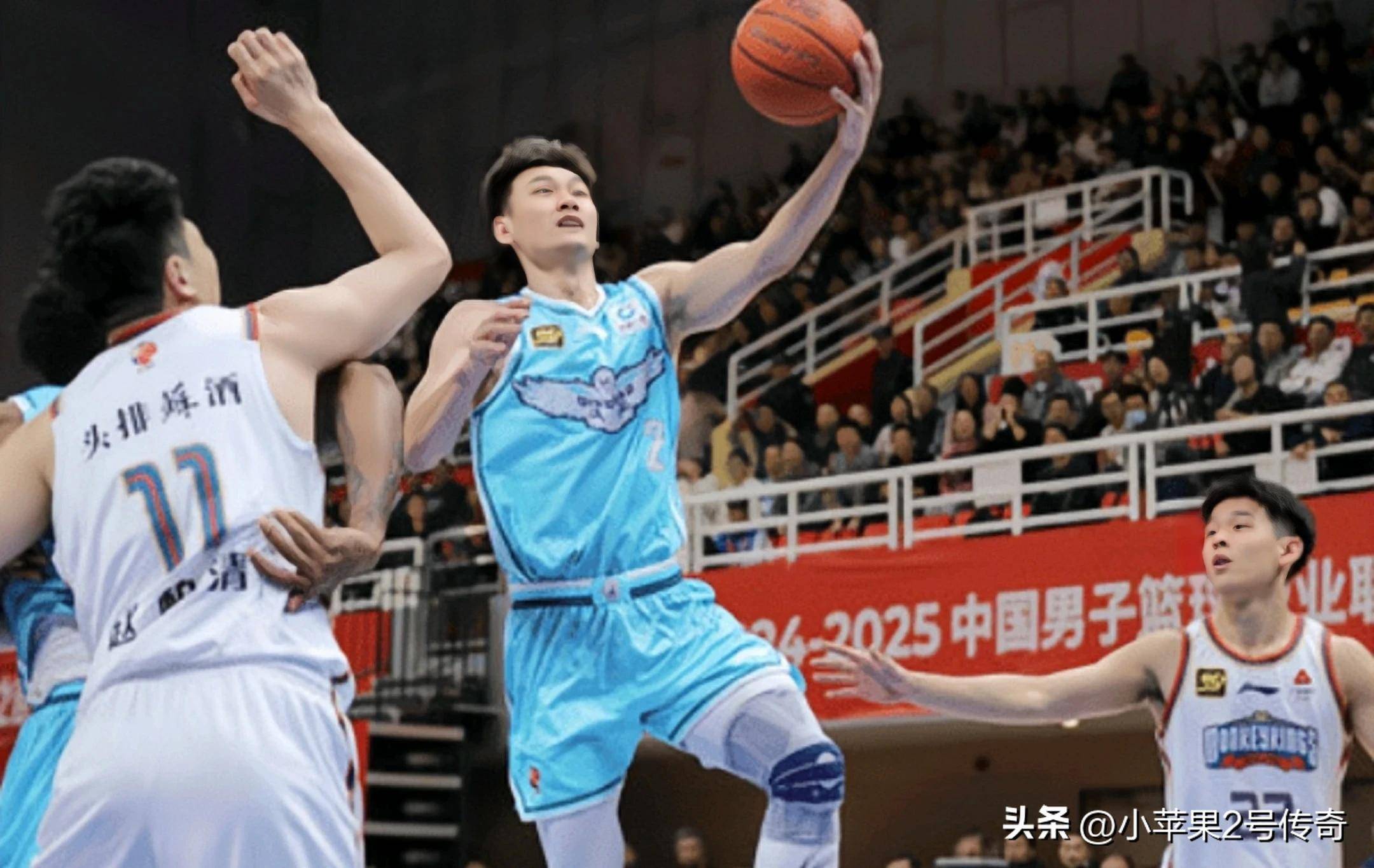 青岛男篮战胜实力强大的对手,赢得掌声