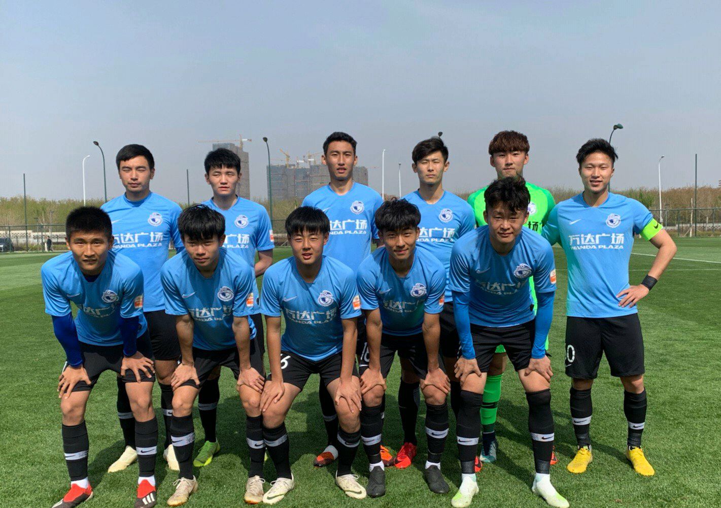 大连一方球员展现出色表现，全力冲刺前进的简单介绍