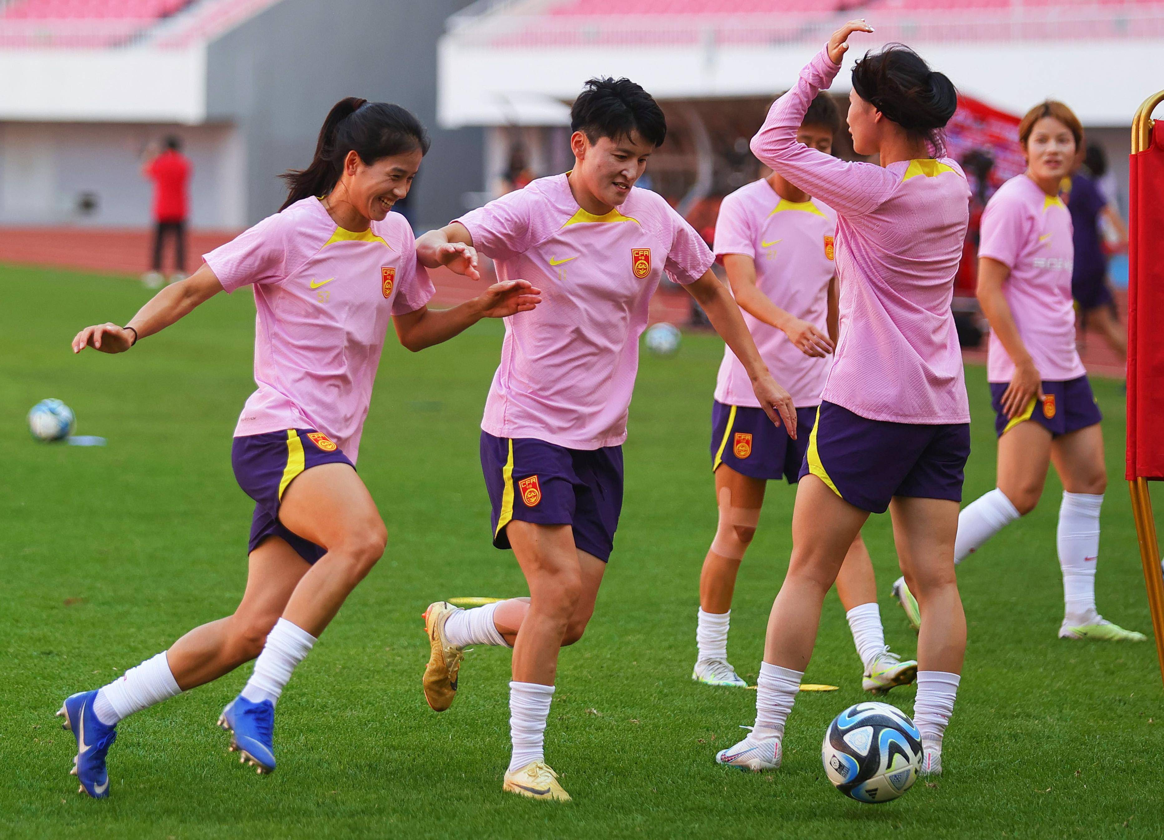 女足比赛球员积极参加训练，备战新赛季 