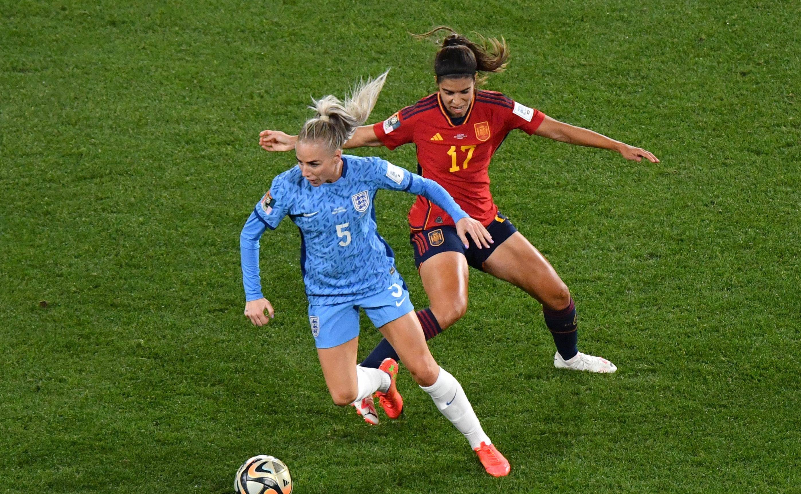 国际足球赛场上女性队员实现辉煌 