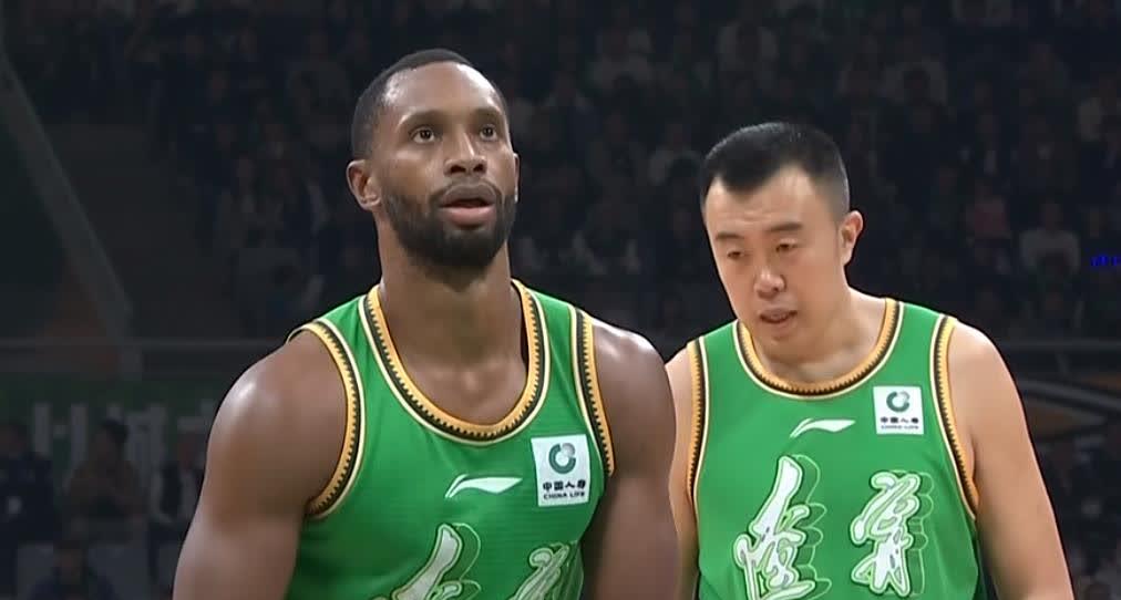 查理罗瓦成功阻击对手，积分榜上升一位 