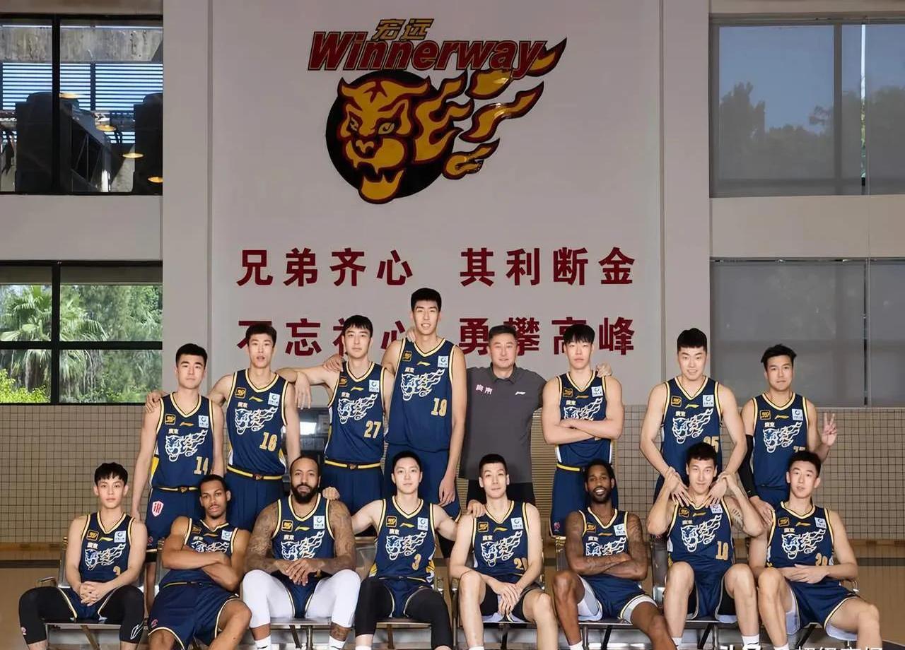 关于球场风云再起!篮球职业联赛冠军比拼即将开打的信息
